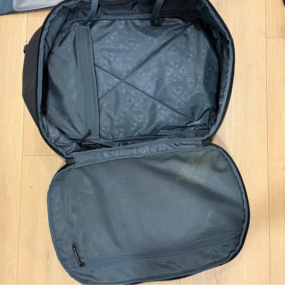 Thule Aion 40L Travel Backpack - Picture 11 of 13